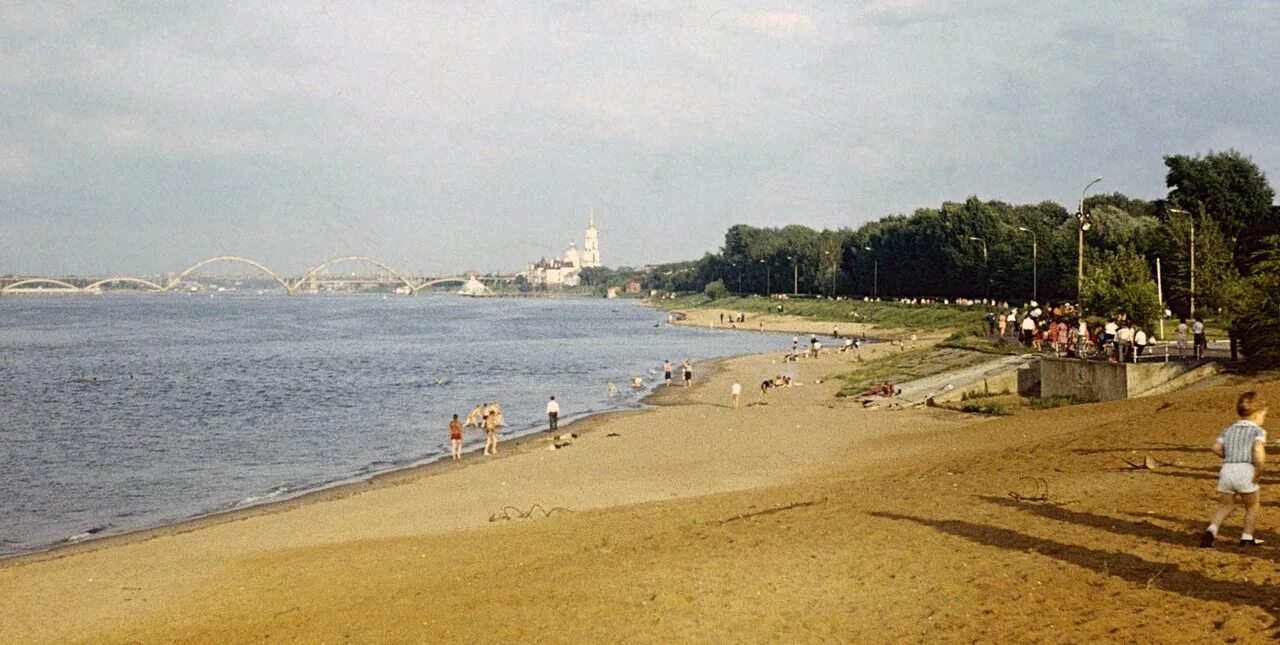 Рыбинские пляжи. Набережная Рыбинск пляж. Волжская набережная Рыбинск. Каменники Рыбинск пляж. Волжская набережная 33 Рыбинск.