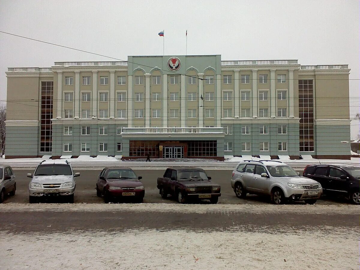 Ижевск правительство Удмуртии. Дом правительства ур Ижевск. Администрация главы и правительства Удмуртской Республики. Ижевск площадь дом правительства.