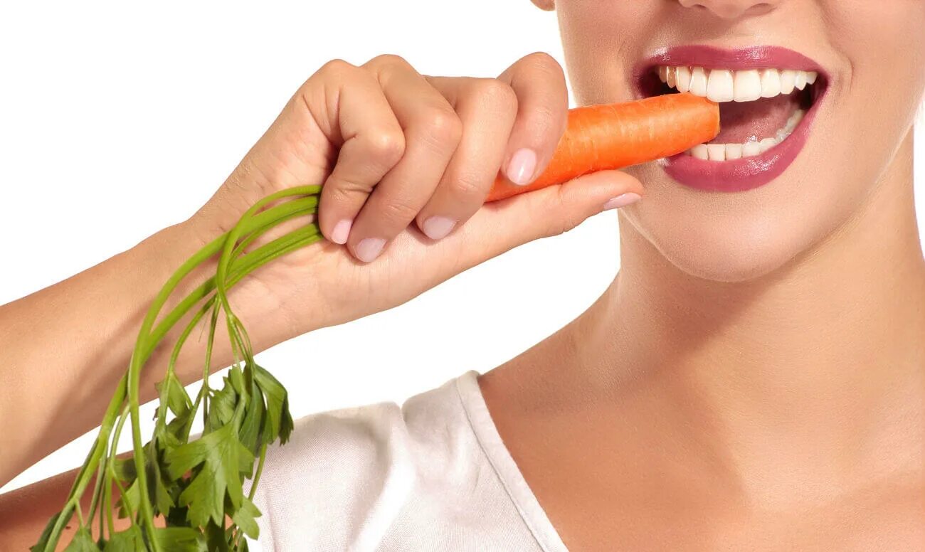 Почему пищу следует тщательно пережевывать. Полезные продукты для зубов. Овощи для зубов. Девушка ест морковку. Морковь в зубах.