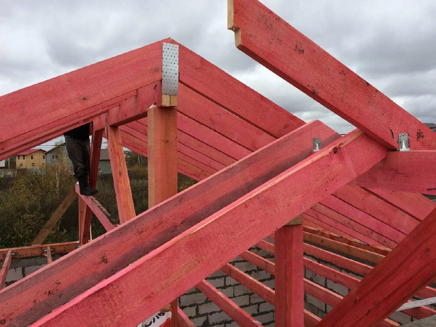 Балка ригель прогон. Кровельный прогон. Схема укладки кровельных сэндвич панелей. Кровельные прогоны из профильной трубы 60х60 узлы крепления. Прогонно-ригельная система крыши.