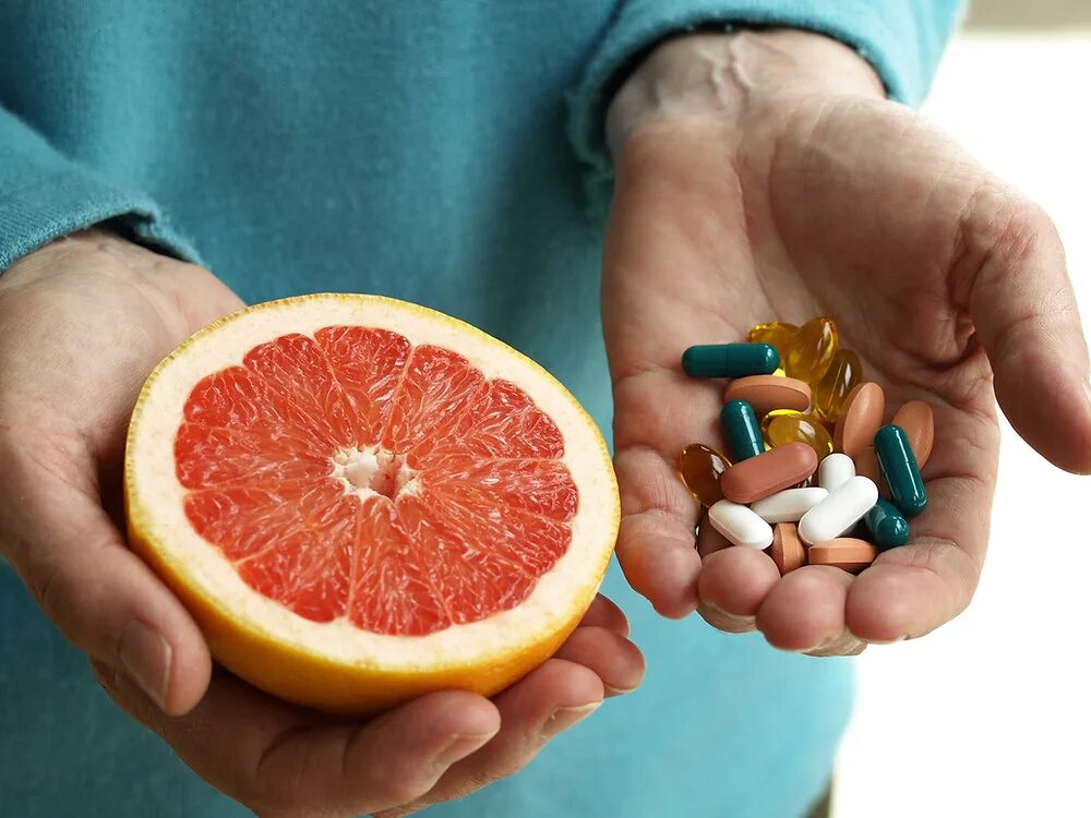 Пищевая добавка 5. Таблетки и фрукты. Грейпфрут. Фрукты и лекарства. Еда и лекарства.