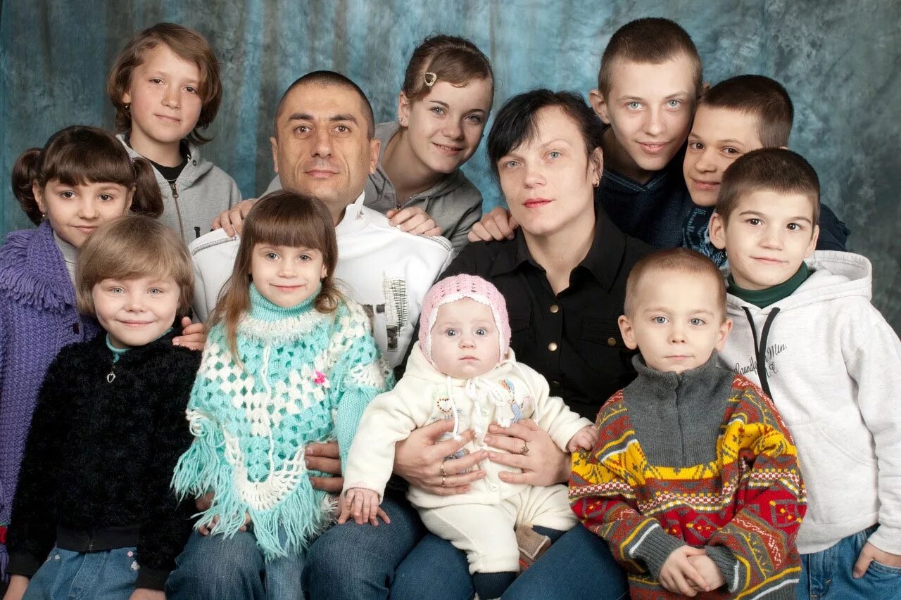 Многодетные семьи до скольки лет детям. Многодетная семья. Многодетная семья в России. Усыновить ребенка. Фотосессия многодетной семьи.