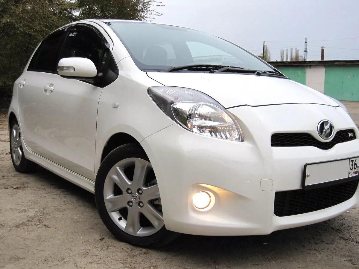 Купить витц в красноярске. Toyota Vitz 2010. Toyota Vitz II. Toyota Vitz 2010 1.5. Тойота Витц 2008 белая.