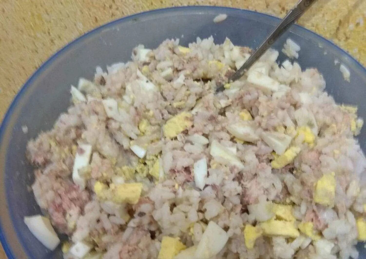 Салат консервы рис яйца лук