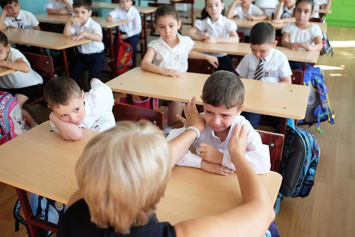 парты в классе 3 ряда в каждом ряду по 3 парты. сколько потребуется парт чтобы. за каждой партой в классе сидят 2 ученика. за партами сидели 18 учеников по 2.