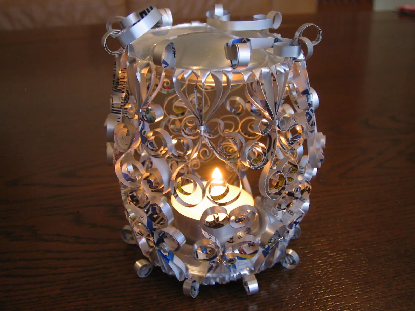 машинки из алюминиевых банок. жестяные поделки. изделия из металлических банок. изделия из жести банки. фигурки из жестяных банок.