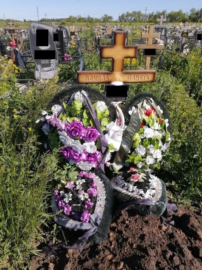 Могила на кладбище.