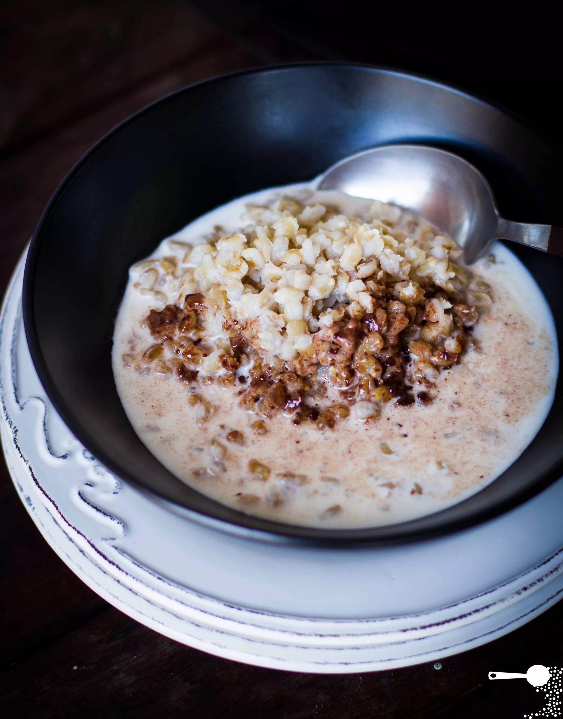 Завтрак каша какао. Pearl Barley porridge. Каша на завтрак. Завтрак каша и какао. Перловая молочная каша.