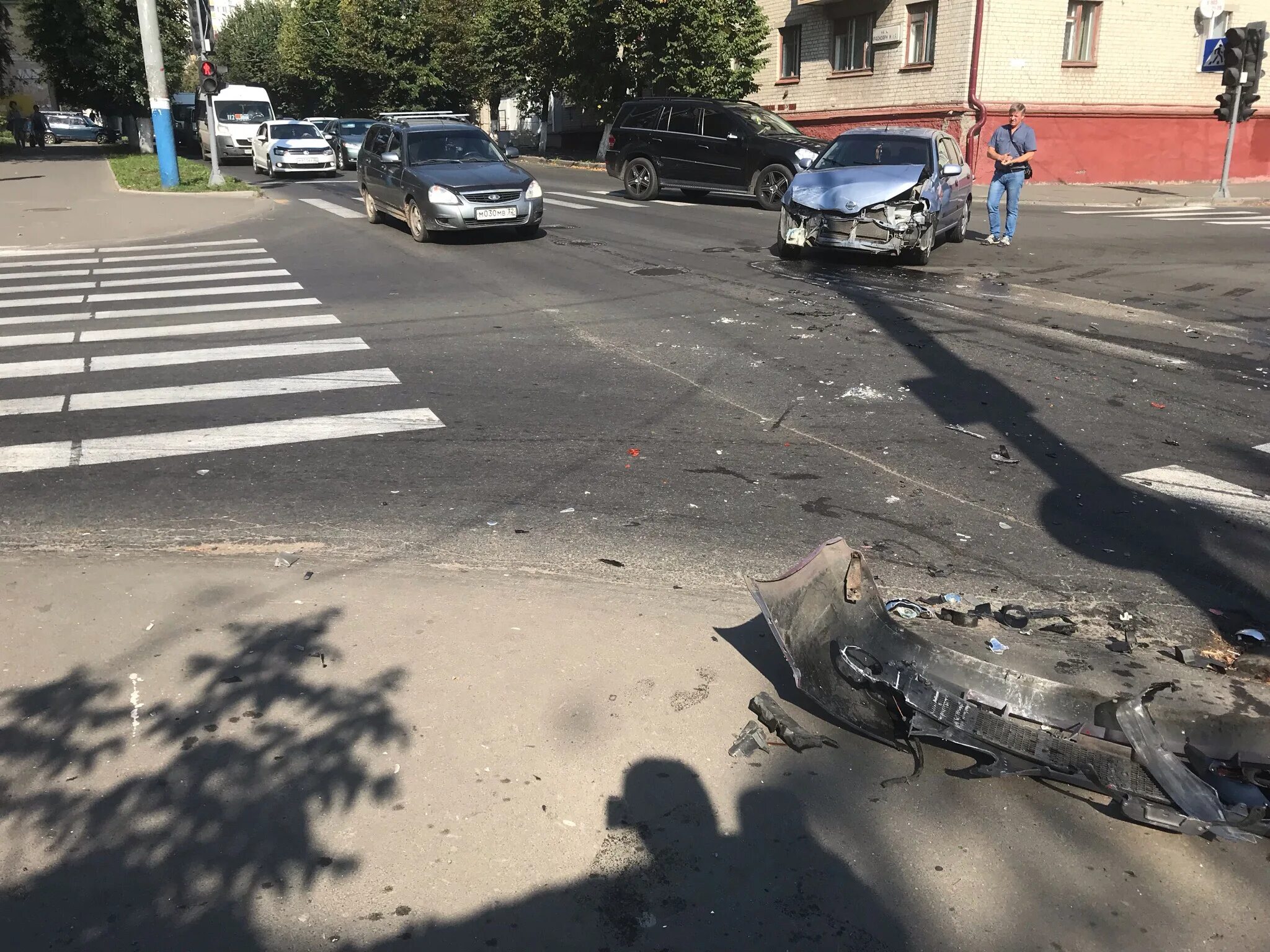 Брянские новости брянск происшествия. Авария на Урицкого сегодня Брянск. Авария на Красноармейской сегодня Брянск. Перекресток Урицкого Брянск. Маршрутки Брянск аварии.