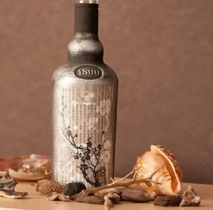 Декорация стеклянной бутылки. Декорировать бутылку. Бутылки декорированные шпагатом. Декупаж бутылок. Декор бутылок.