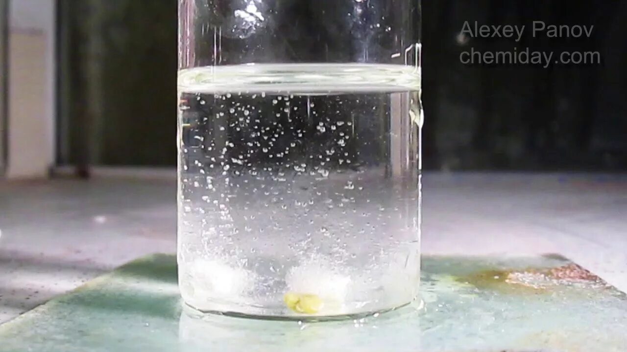 Что растворяется в воде. Взаимодействие алюминия с водой. Растворение алюминия в воде. Реакция алюминия с водой. Растворение карбоната натрия в воде
