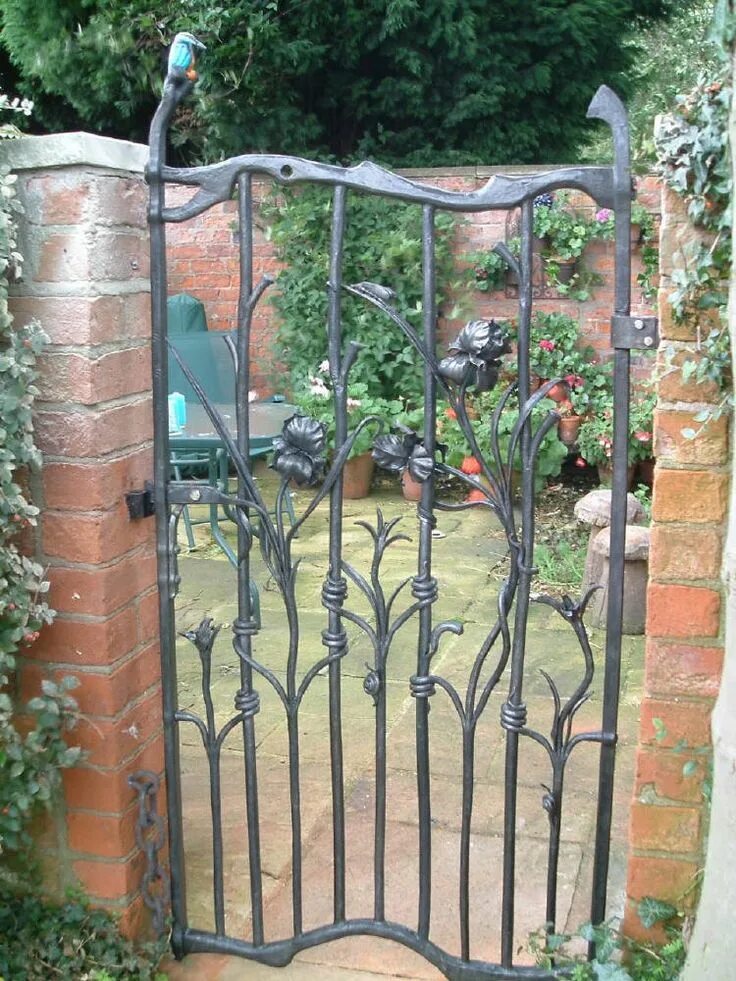Entrance area of the garden gate, in the form of a flower arch 2022 Мой домик ВК