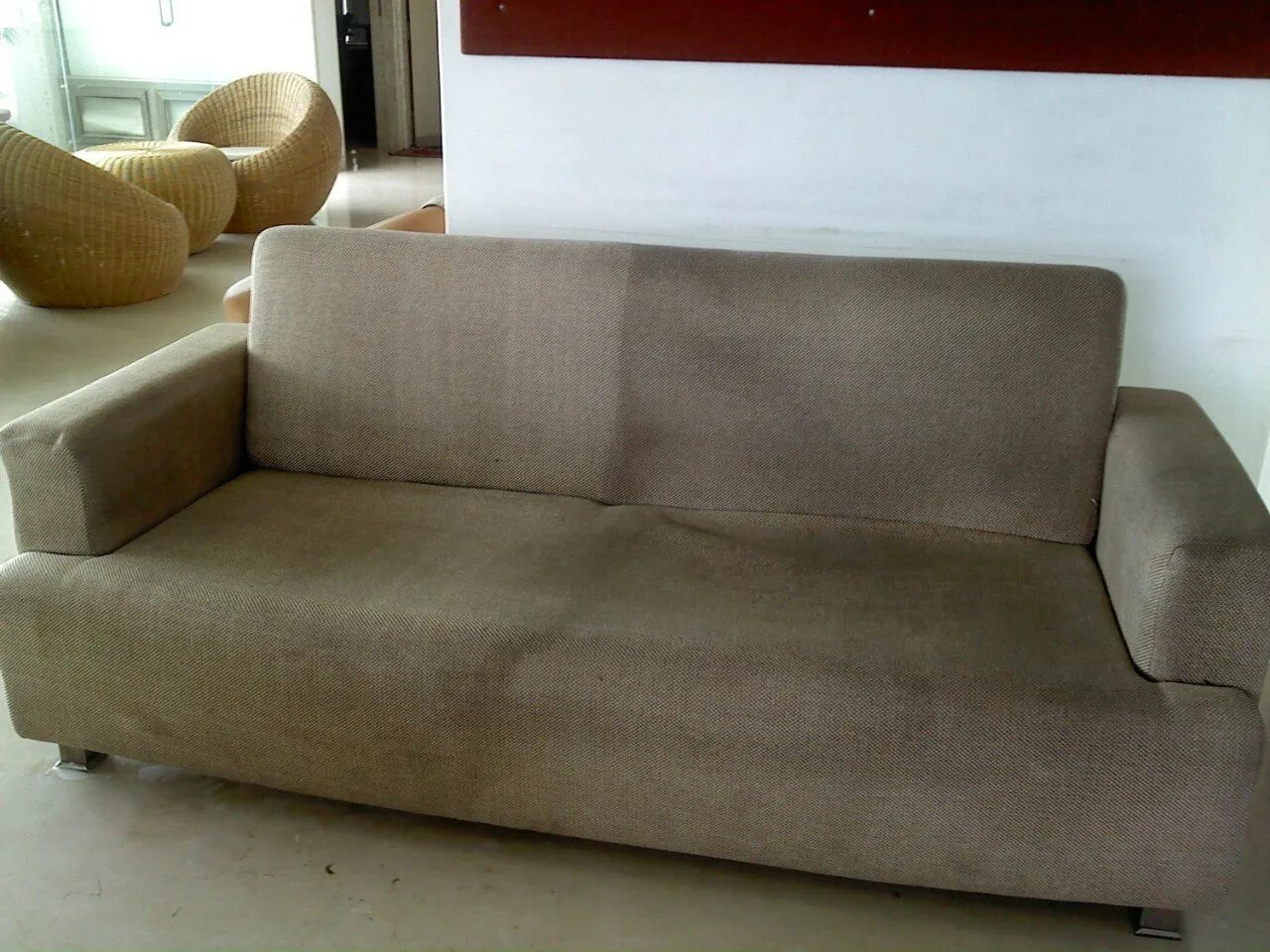 Старый грязный диван. Очень грязный диван. Грязный диван. Старый грязный диван. Очень грязный диван.