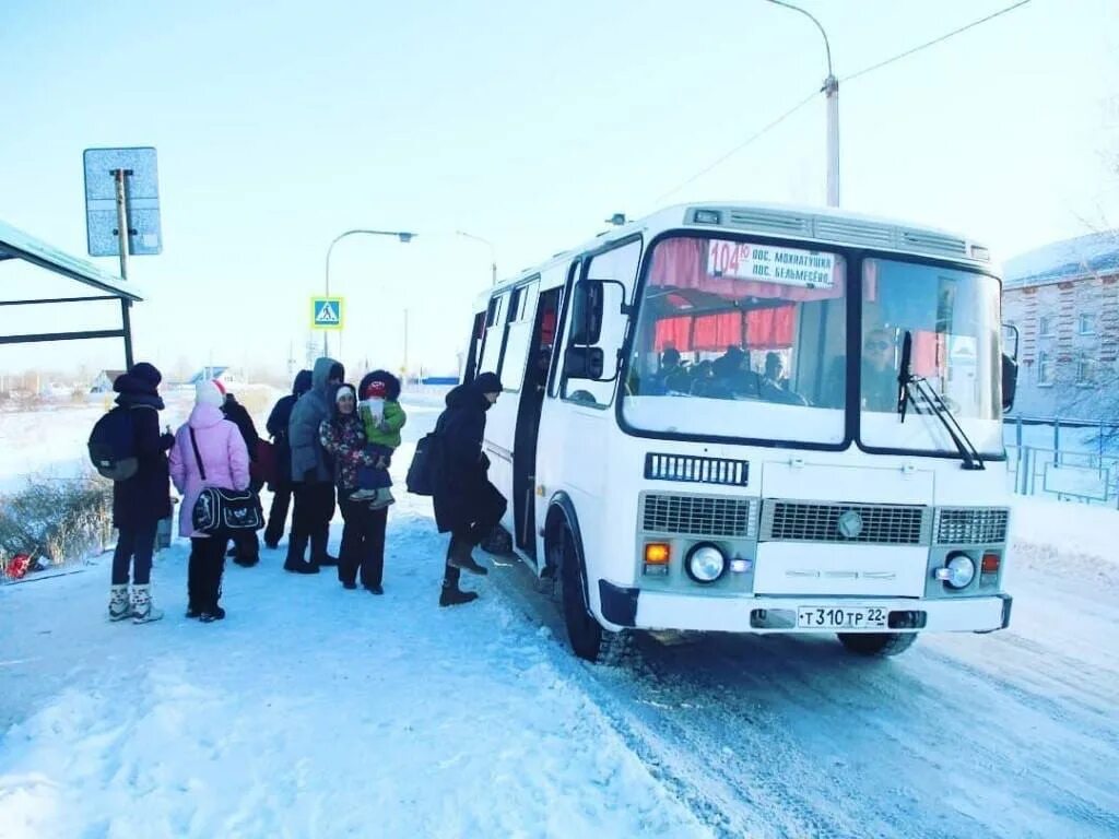 Барнаул льготные. Автобус. Автобус пазик зимой. Автобус Барнаул. Автобус зимой Барнаул.