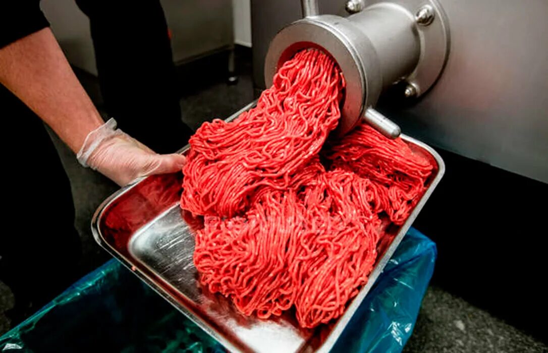 Фарш из электромясорубки. Мясорубка крутит фарш. Мясорубка крутит фарш. Мясорубка крутит фарш. Мясорубка крутит фарш.