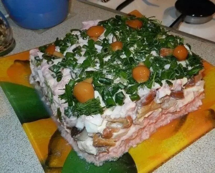 Салат с красной рыбой и грибами