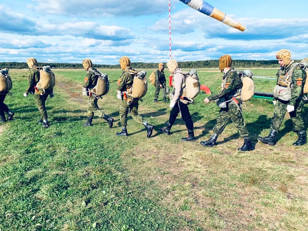 Волосово аэроклуб. Аэродром волосово прыжки с парашютом. Аэропорт волосово прыжки с парашютом. Аэродром волосово прыжки с парашютом. Деревня волосово прыжки с парашютом.