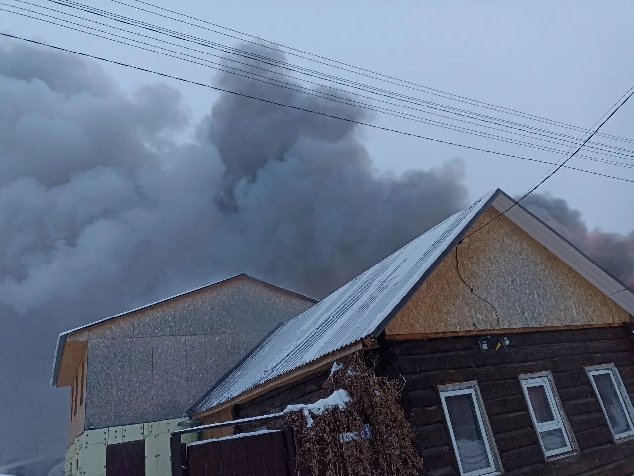 Погода в бердске. Горящий дом. Дом горит. Пожар в Бердске 11 декабря. Сгоревший дом.