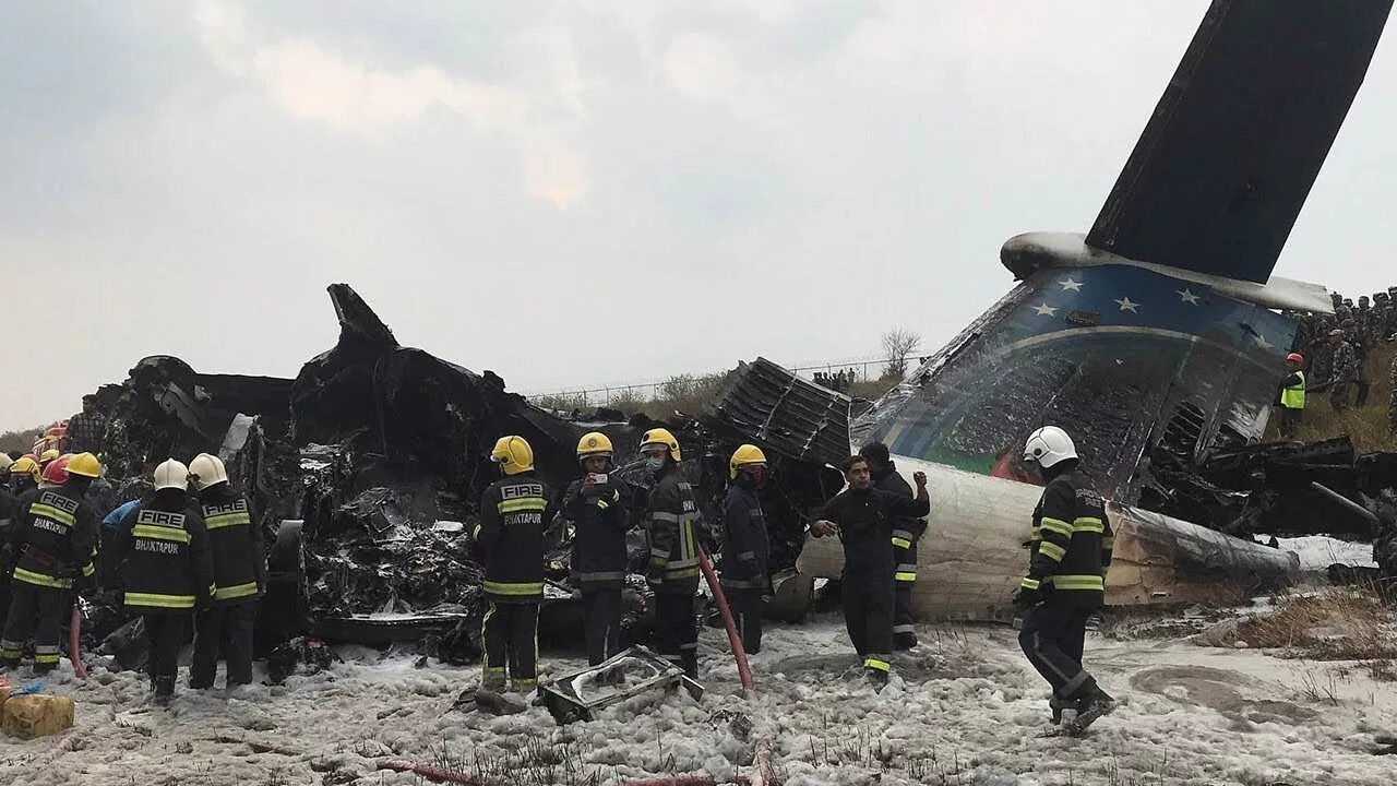 Катастрофа пассажирского самолета. Катастрофа ил-76 в алжире. катастрофа dhc-8 в катманду. катастрофа dhc-8 в непале.