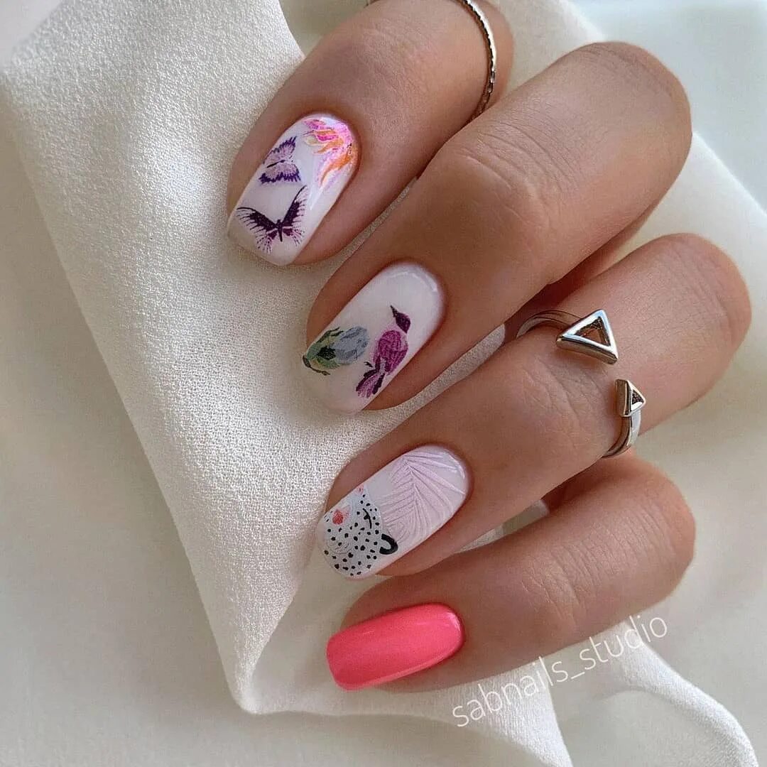 Идеи маникюра на август. Маникюр август 2022. Маникюр лето 2023. Модные ногти август 2022. Маникюр стильный ромашка.