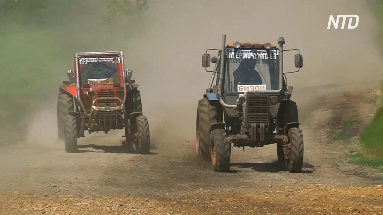 Бесплатное гонка тракторах. Гонки на тракторах. Гонки на тракторах по бездорожью. Гонки на тракторах по грязи. Трактора в грязи.