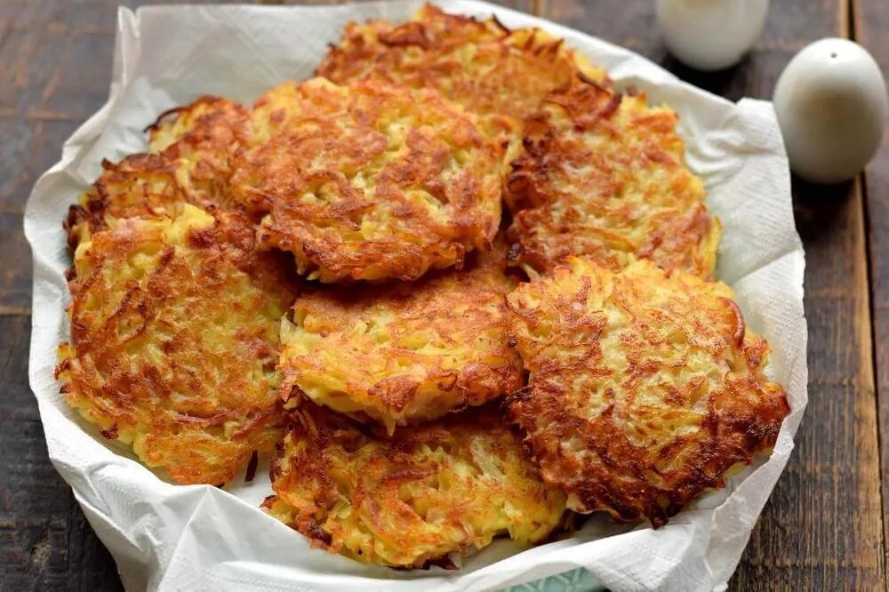 Драники вкусно и быстро на сковороде. Драники картофельные. деруны картофельные. драники с сыром. драники картофельные с сыром.
