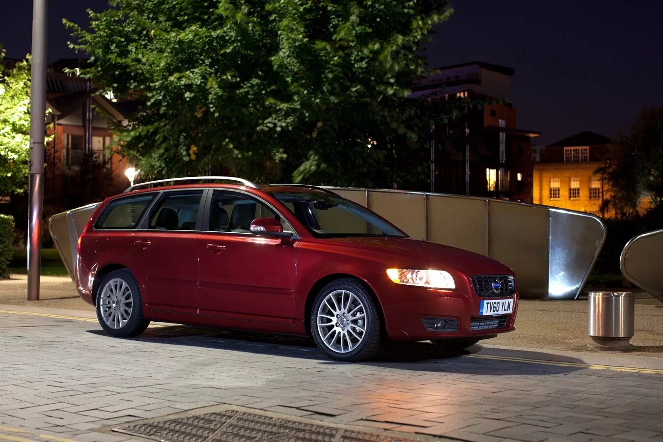 Вольво в50 2012. Volvo s50 универсал. Volvo v50 Red. В 50 Вольво красная.