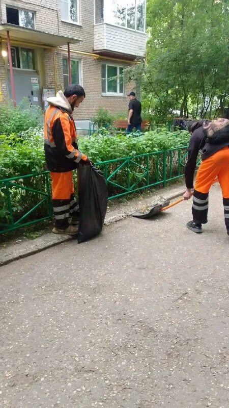 Субботник картинки. Уборка территории 2022. Работники жкх. Субботник в садике. Мбу кгс красногорск.