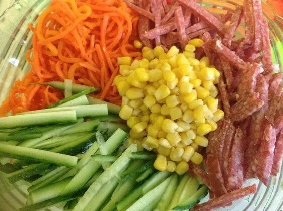 Салат с морковью колбасой и кукурузой. Колбаса морковча кукуруза. салат морковча колбаса кукуруза огурец. салат корейская морковь колбаса кукуруза огурец. салат с корейской морковкой и колбасой.
