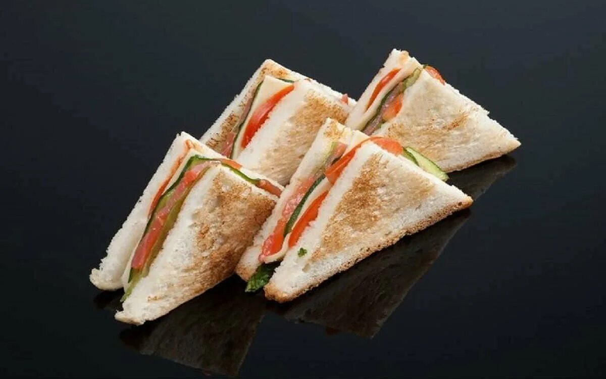 бутерброды со шпротами на тостовом хлебе. тартинки со шпротами. тарталетки из хлеба. тарталетки из тостового хлеба со шпротами. анастасия скрипкина бутерброды со шпротами.