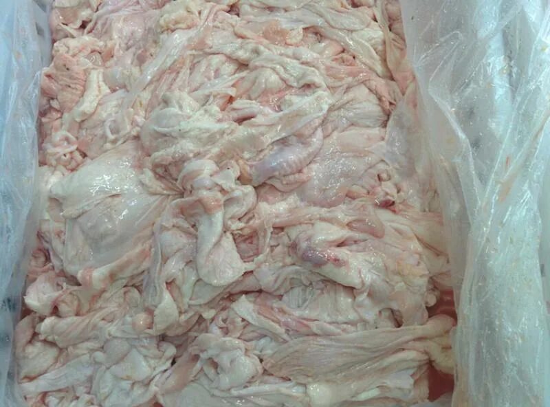 Грудка куриная без кожи. Прессованная куриная грудка. Грудка на кости. Куриная кожа с грудки. Куриная кожа с грудки.