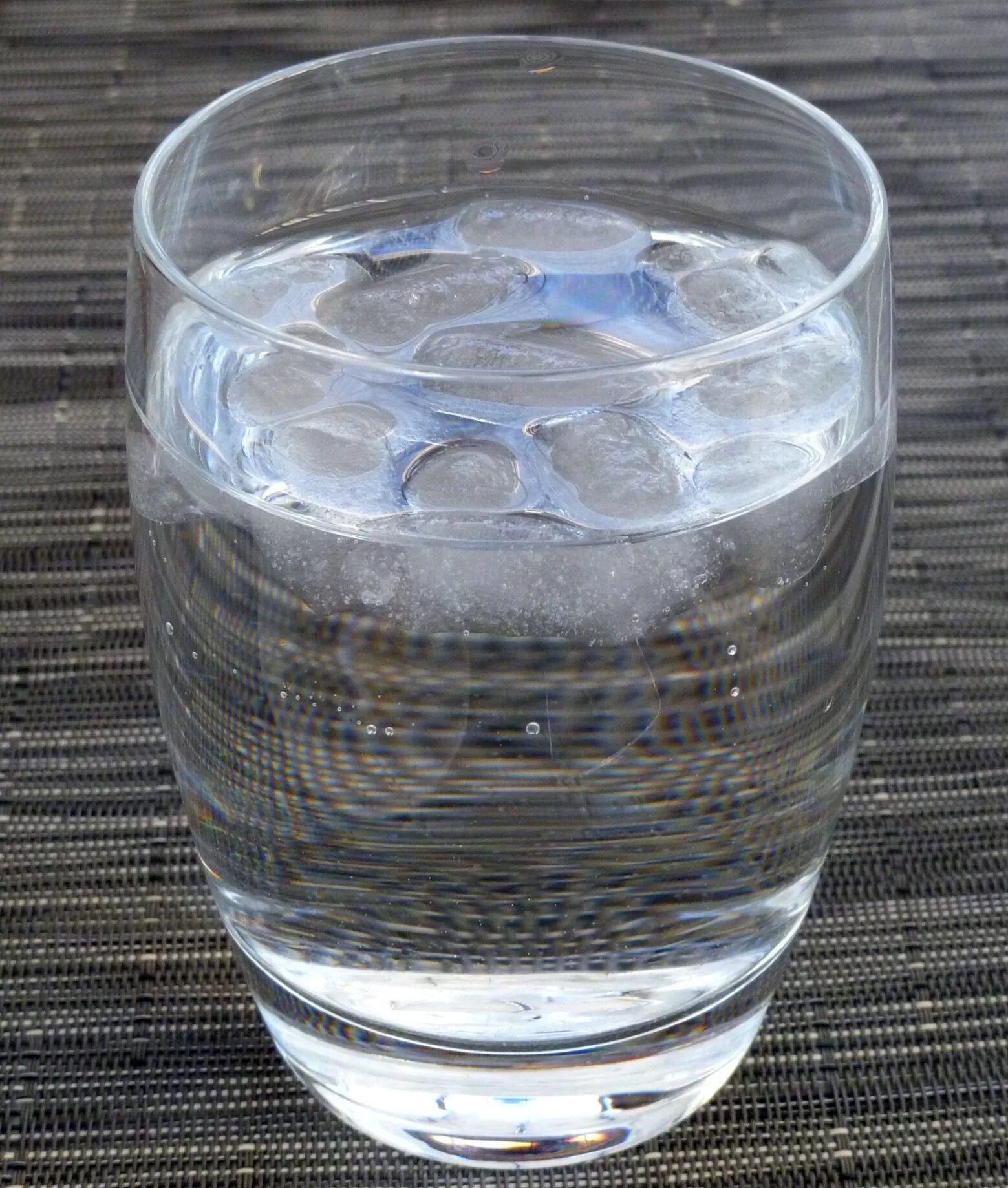 Домашняя вода. Стакан воды дома. Вода домашний стакан. Обычная вода. Стакан воды в домашних условиях.