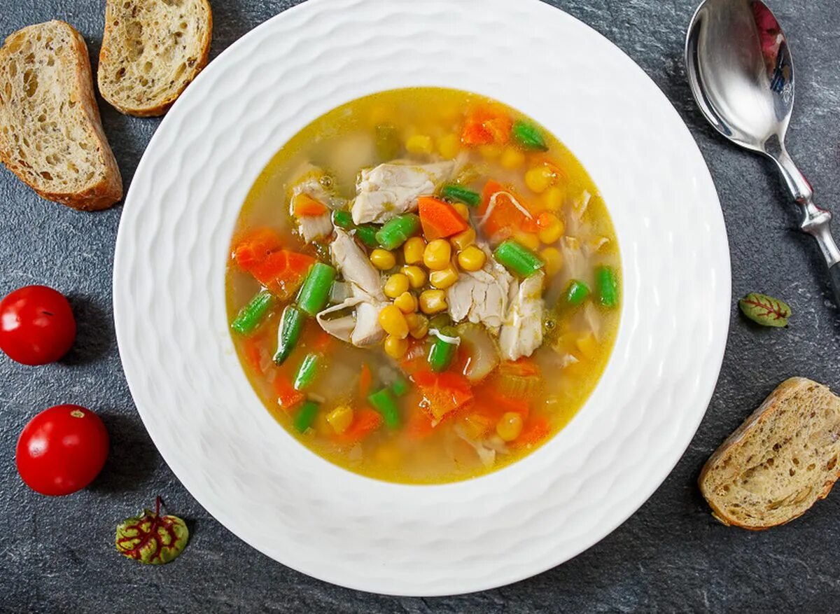 Суп со стручковой фасолью и курицей. Куриный фасолевый суп. куриный суп с кукурузой. куриный суп с фасолью. кукурузный суп с фасолью.