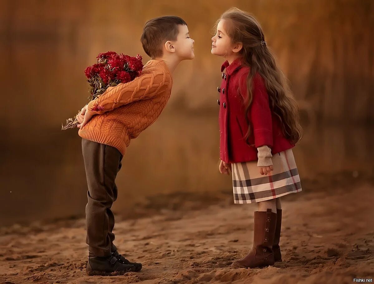 Влюблённые подростки. Любовь подростков 12 лет. Любовь подростков 12 лет. Первая любовь. Мальчик влюблен в девочку.