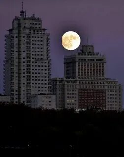 Луна уже стояла высоко над домом