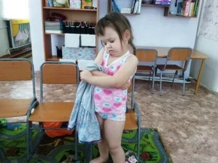 Дети снимают одежду