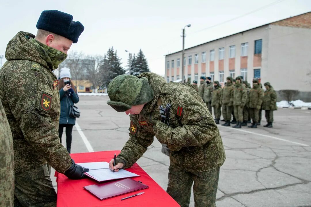 Приняли военно. Присяга ПМР. Принятие воинской присяги вручение боевого Знамени. Военная присяга ПМР. Боевое Знамя ПМР.