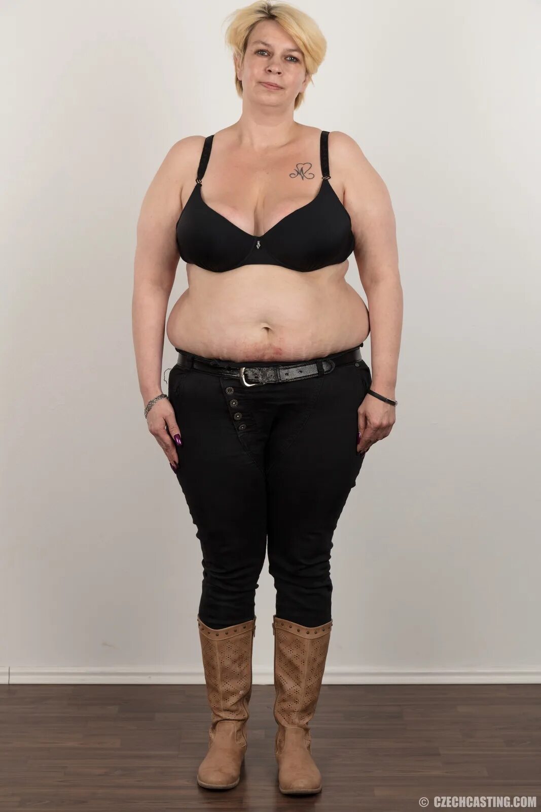 Casting hanka 1591. Чешский кастинг толстых. Кастинг пухлых. Кастинг толстых женщин. Пухленькая девушка на кастинге.