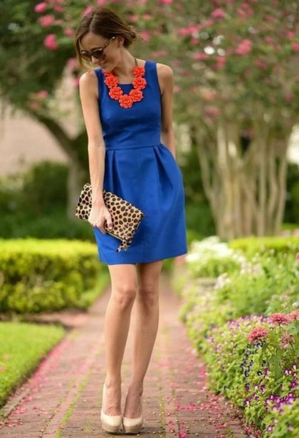 Надевать платье цветное. Синее платье с бежевыми туфлями. Синее платье и красные туфли. Голубое платье и бежевые туфли. Темно синее платье и бежевые туфли.