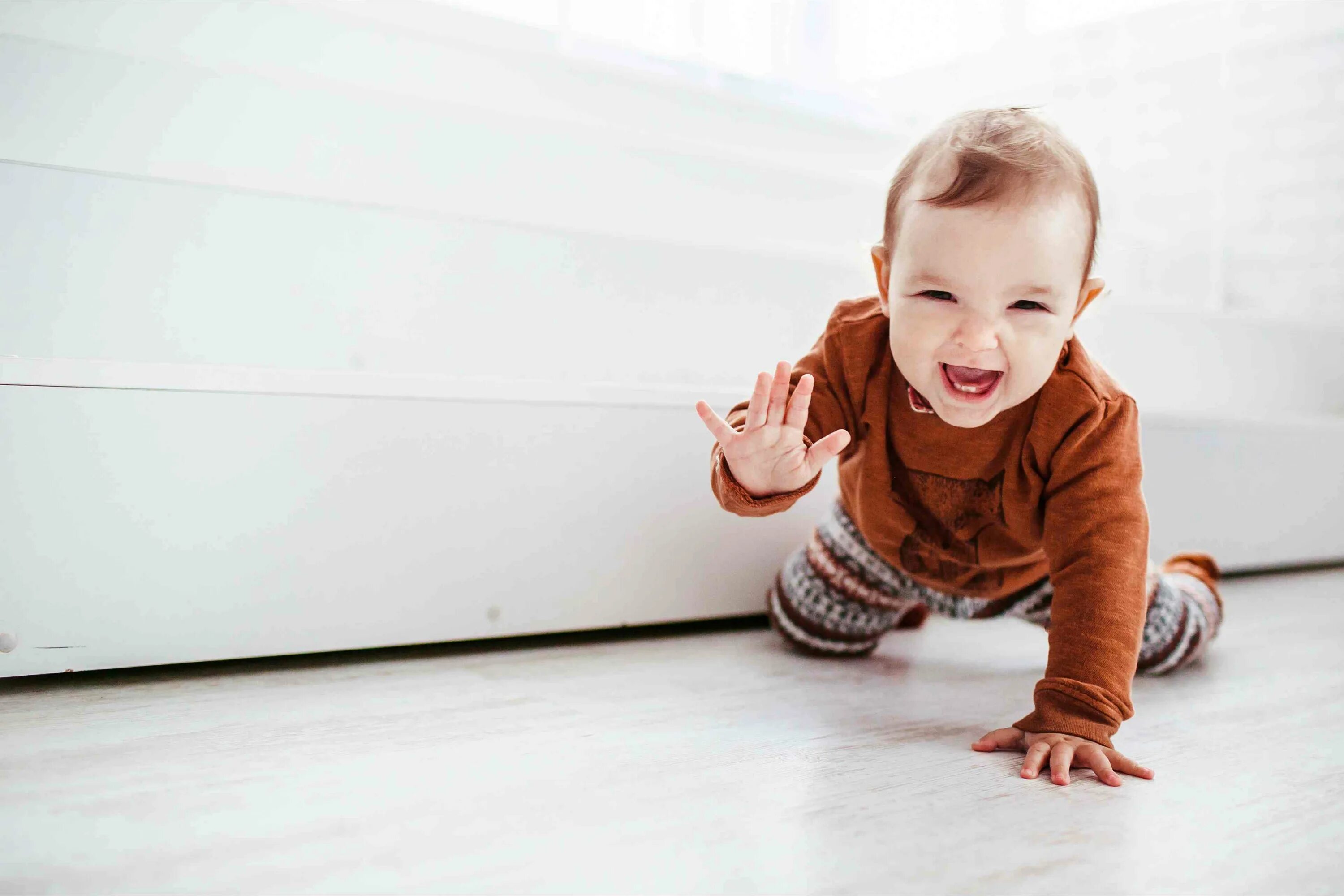 Baby is happy. Ребенок ползает. Маленькие дети. Младенец ползет. Маленький ребенок ползает.