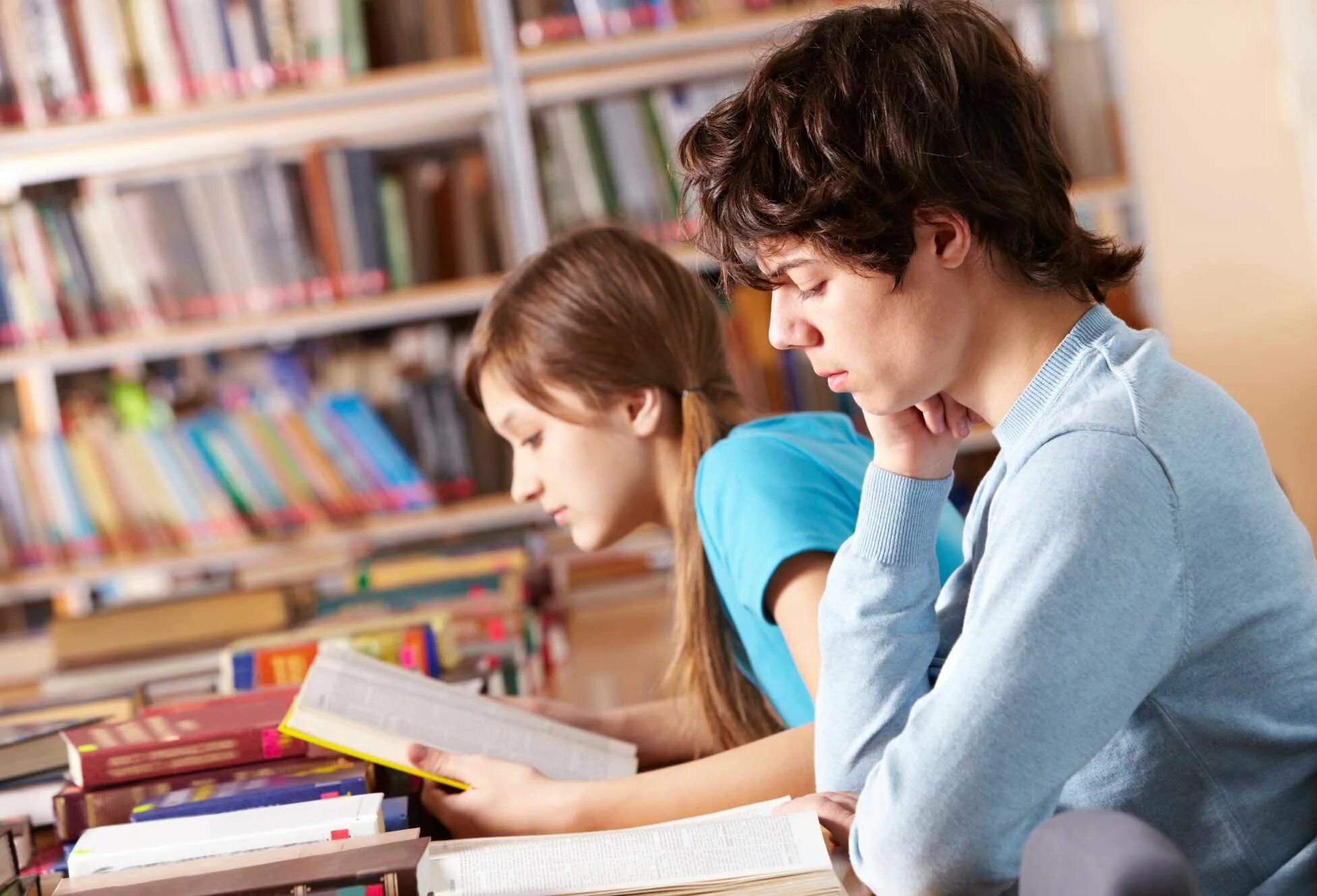 Чтение картинки. Подростки в библиотеке. Чтение подростки. Ученик с книгой. Подросток с книгой.
