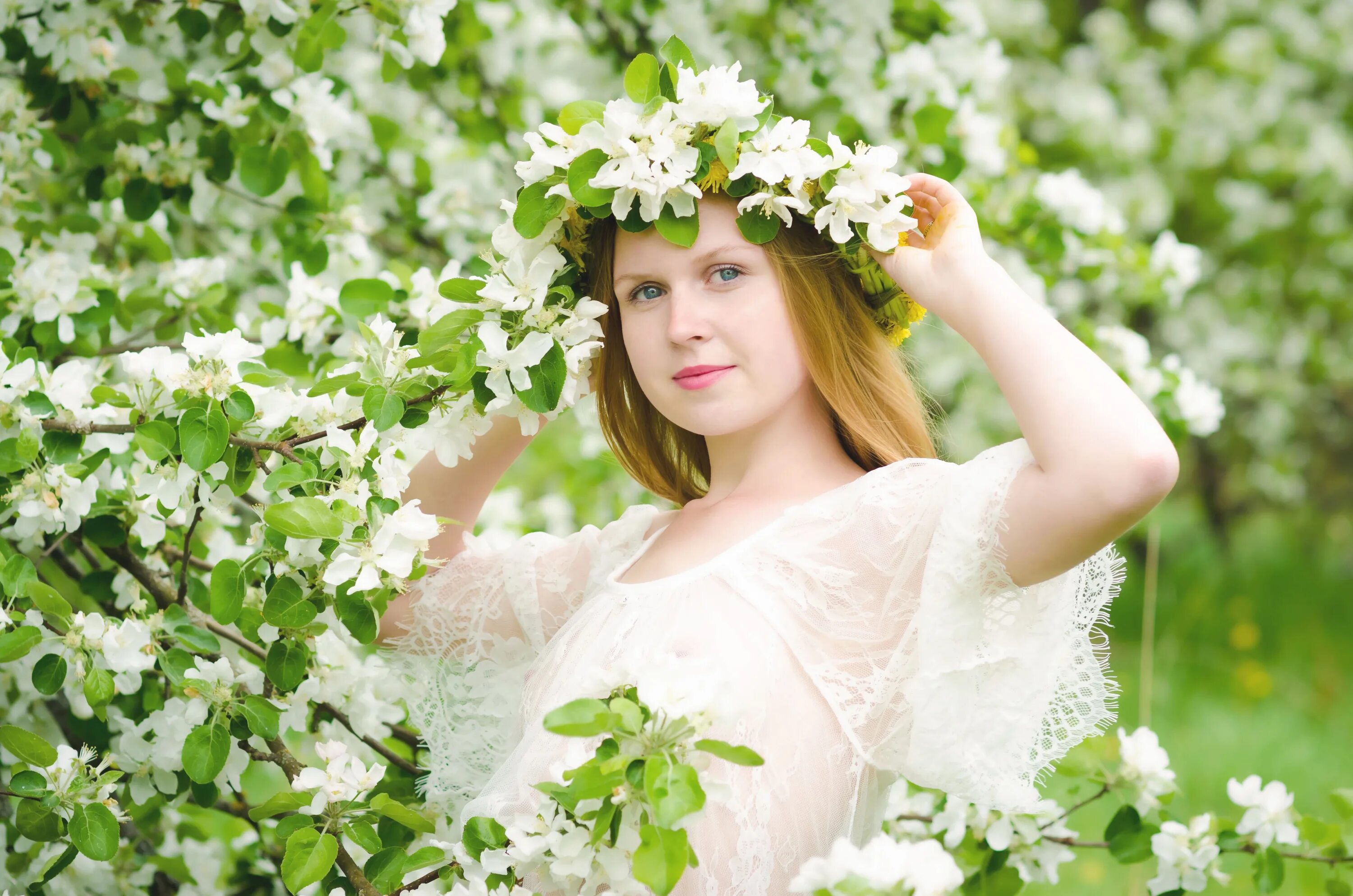 Spring women. Девушка в цветущем саду.