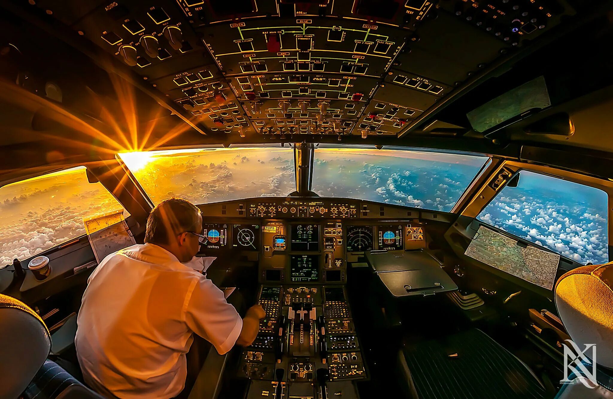Полет на большом самолете. Airbus a380 кабина. Полет на большом самолете. А380 кабина пилотов. Суперджет 100 кабина пилотов.