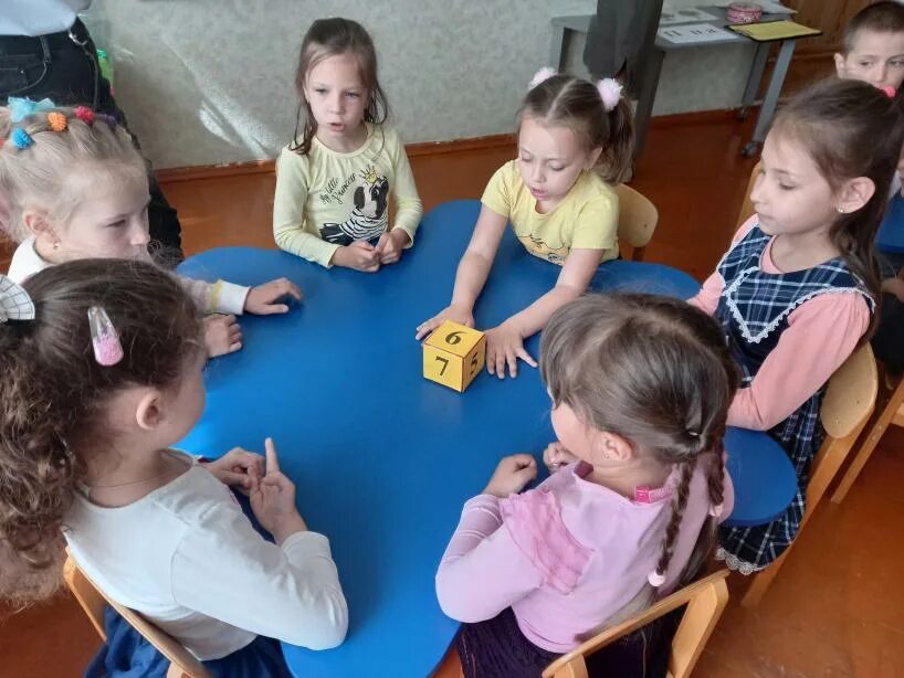 Умники и умницы в доу подготовительная группа. Умники и умницы старшая группа. Для умников и умниц. Значок умники и умницы. Игровая программа умники и умницы.