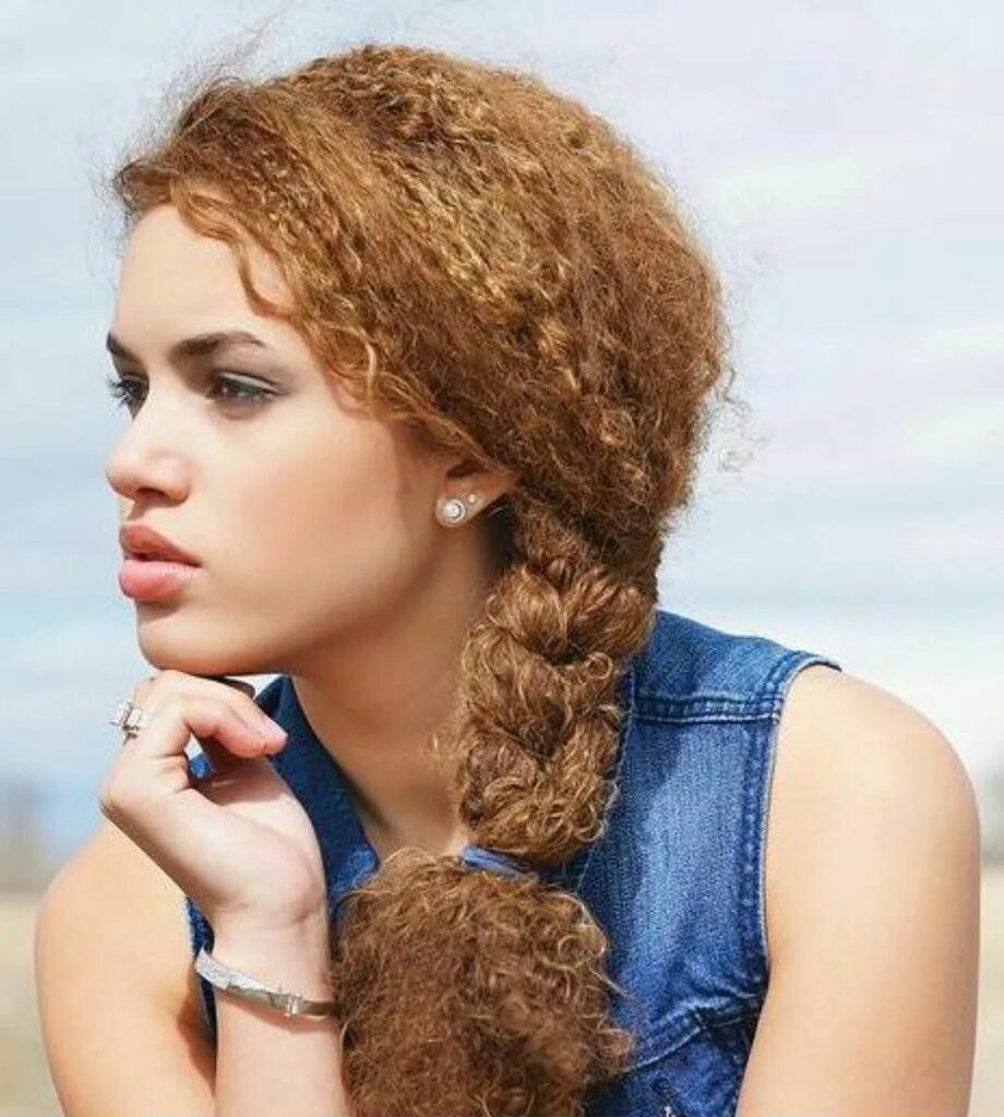 Афролоконы ариэль. Коса на кудрявые волосы. Косички на кудрявые волосы. Кудрявые волосы. Афро кудри сенегальские косы.