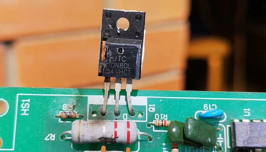 Транзисторы для ибп. Смд стабилитрон на плате. Полевой транзистор на материнской плате. Транзистор на плате. Плата as1220r4.