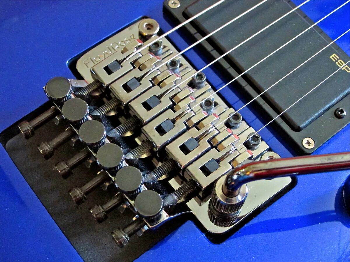 Floyd rose микроподстройка. Машинка флойд роуз. Флойд на гитаре. Floyd rose микроподстройка. Тремоло флойд роуз.