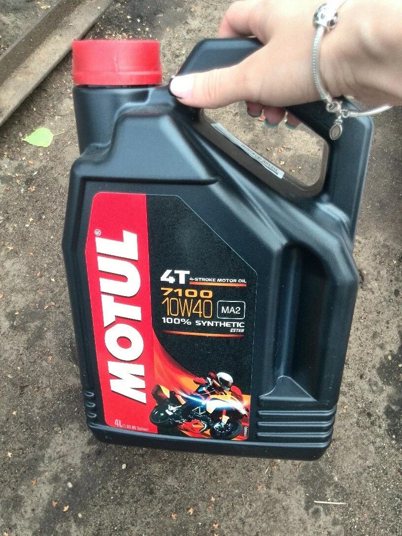 мотюль 7100 10w 40 цвет. Motul 7100 4t 10w-40. мотюль 7100 для мотоцикла. 104092 motul. мото масло мотюль 7100.