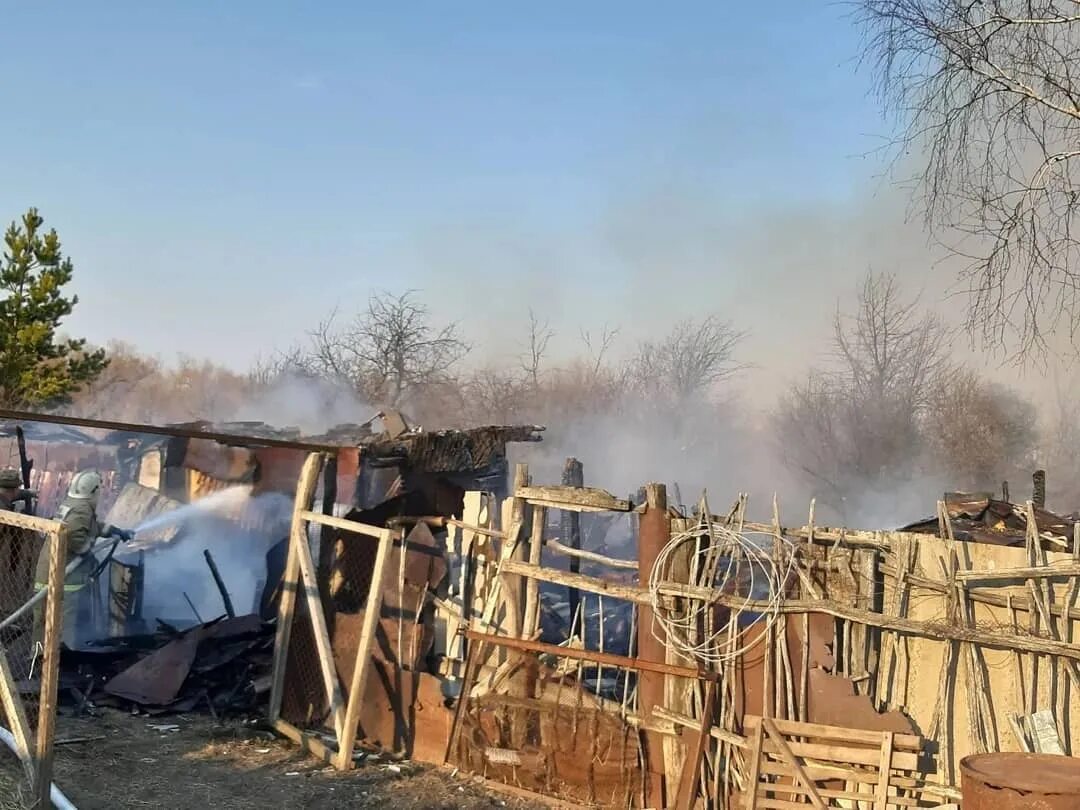 Погода село петровск. Пожар в Петровске село Березовка. Бобровка Саратовская область Петровский район. Сгоревший дом село Бобровка. Пожар село Петровское.