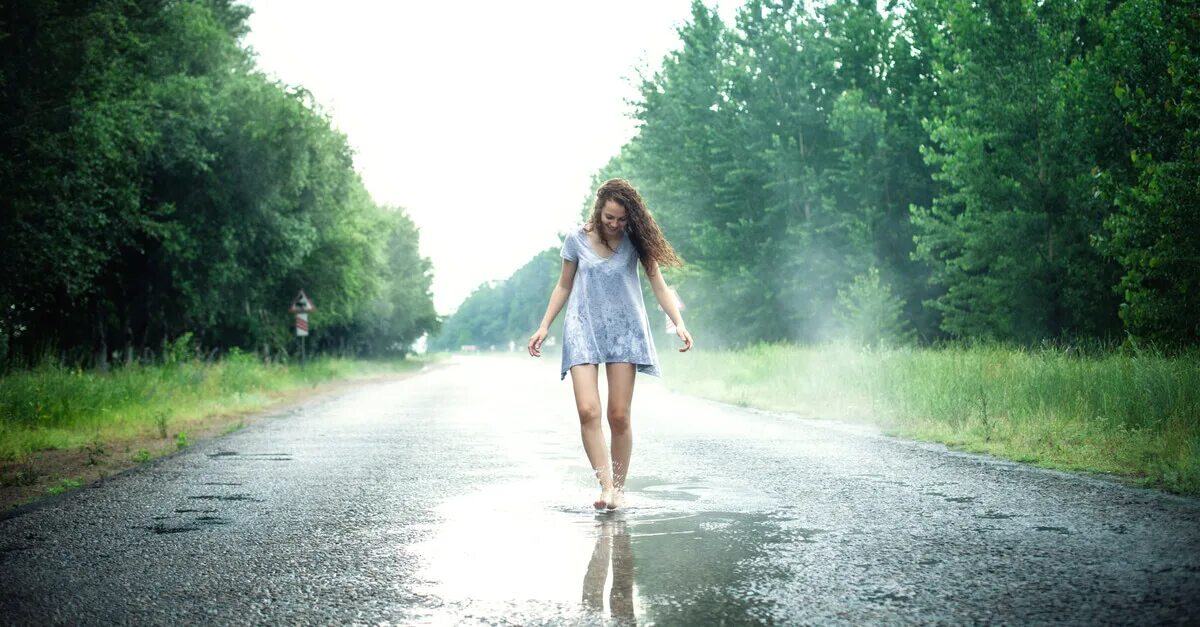 Dirty lena. Девушка под летним дождем. Девочка прыгает на дороге. Девушка босиком по лужам.